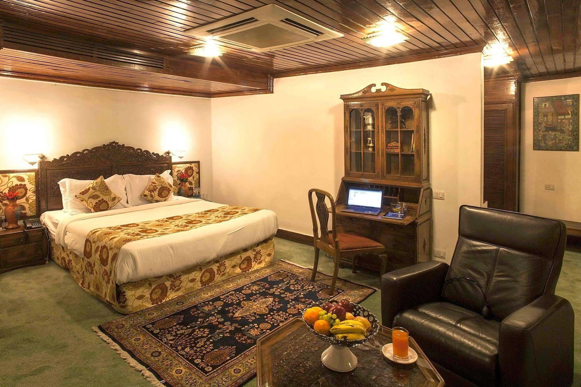 Senator Pine N Peak Hotel Pahalgām Buitenkant foto
