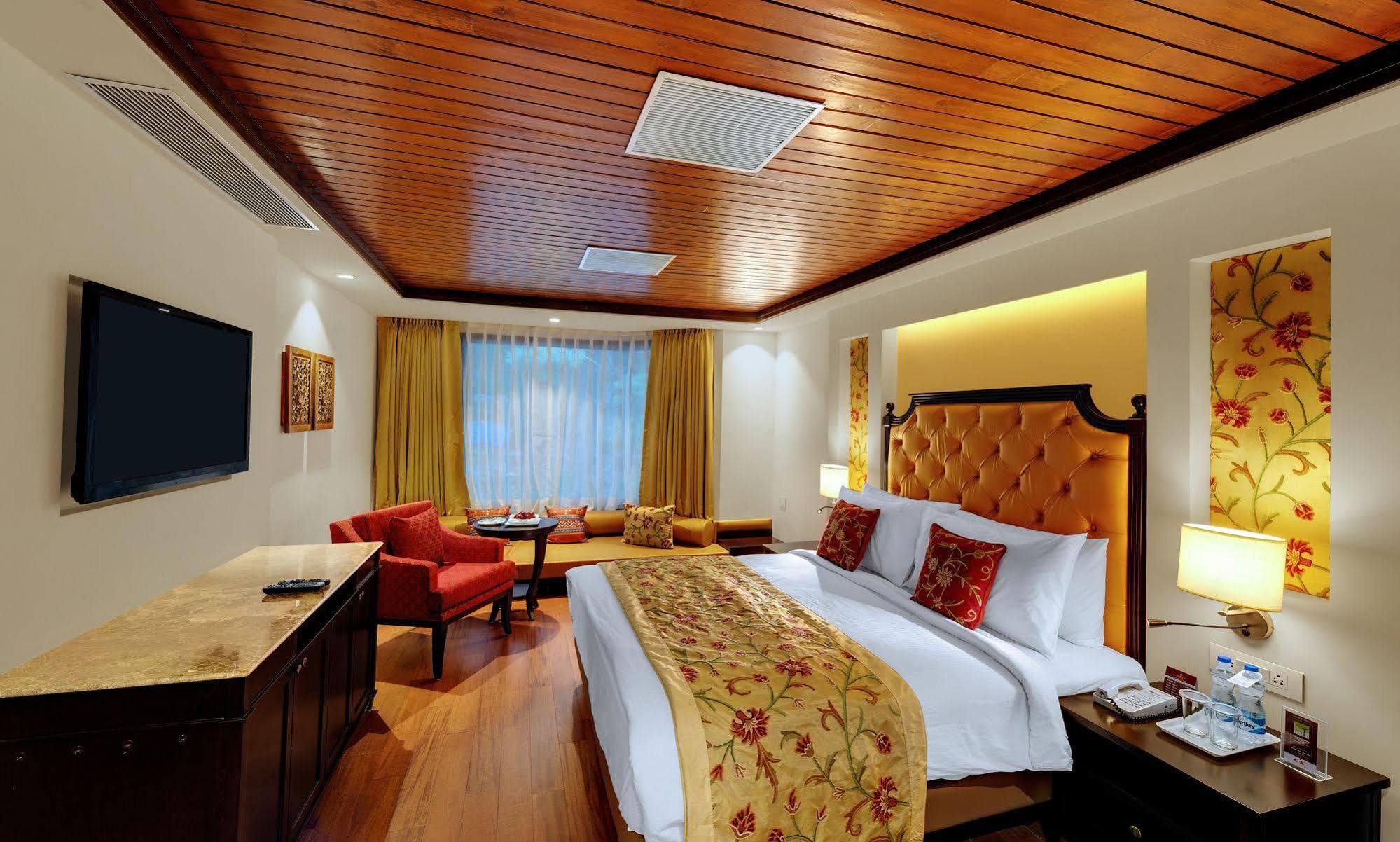 Senator Pine N Peak Hotel Pahalgām Buitenkant foto