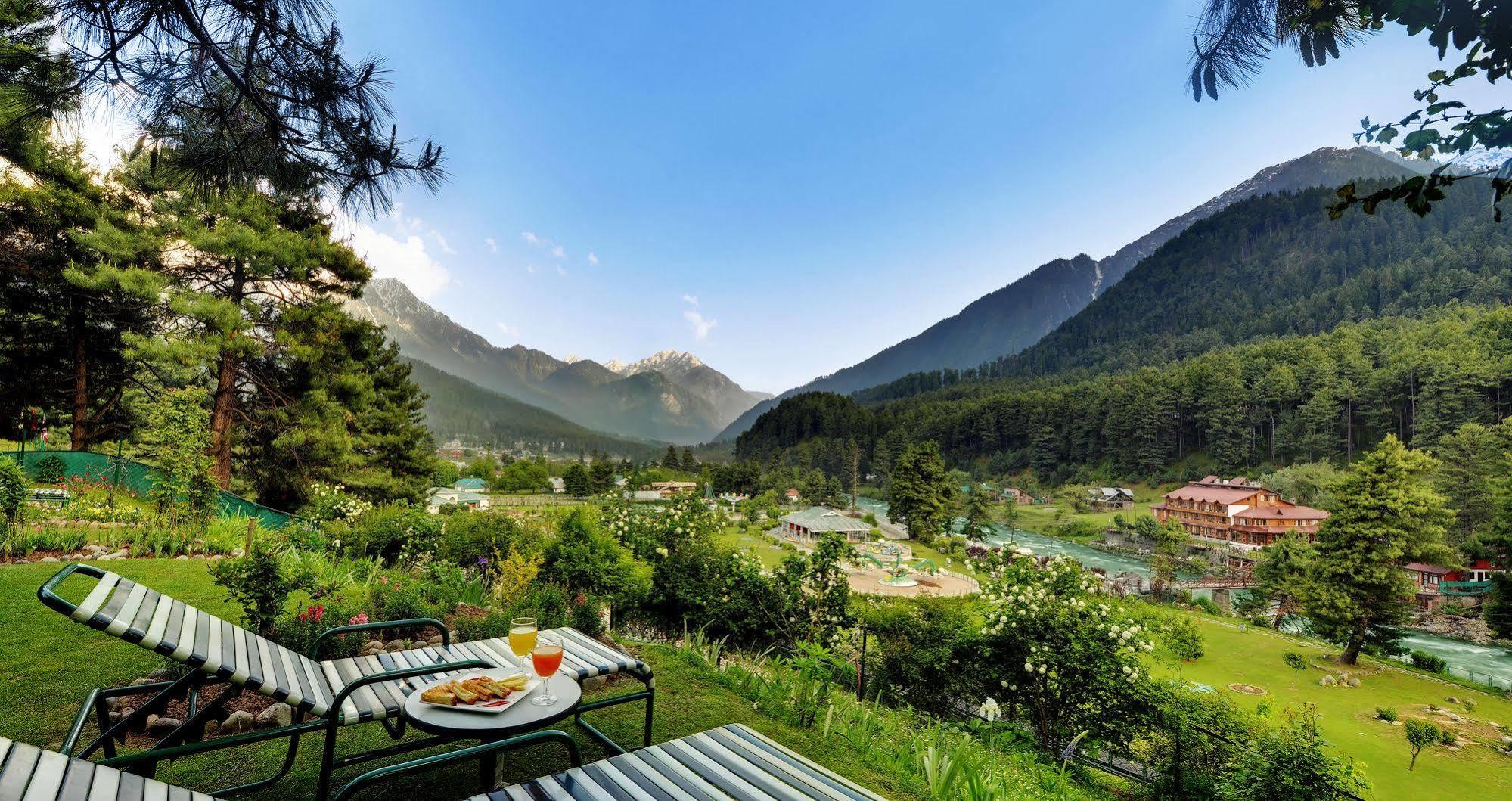 Senator Pine N Peak Hotel Pahalgām Buitenkant foto